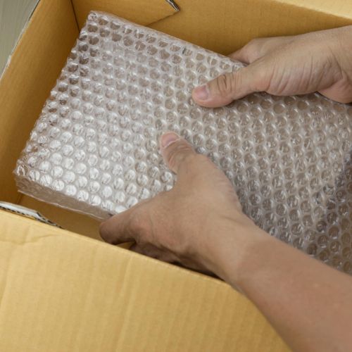Verpackungsservice in Wiesbaden mit Kartons, Schutzfolie und Packmaterial